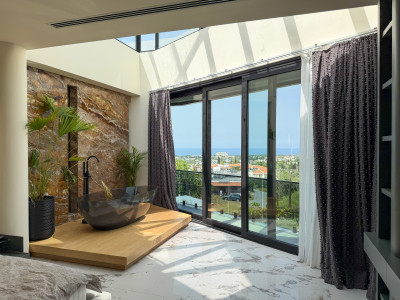 Satılık 4+1  Oyun odası , Sinema odası , özel fitness ve Sauna ,  terasta yaşam alanı Süper Lüks Villa – Girne Ozanköy–
