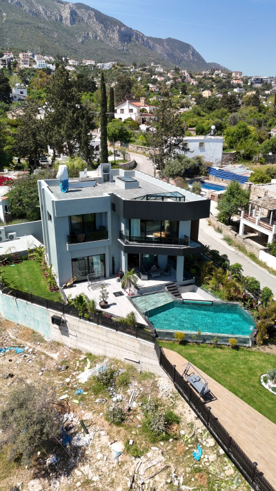 Satılık 4+1  Oyun odası , Sinema odası , özel fitness ve Sauna ,  terasta yaşam alanı Süper Lüks Villa – Girne Ozanköy–