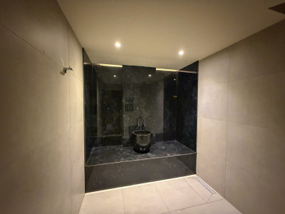 Satılık 4+1  Oyun odası , Sinema odası , özel fitness ve Sauna ,  terasta yaşam alanı Süper Lüks Villa – Girne Ozanköy–
